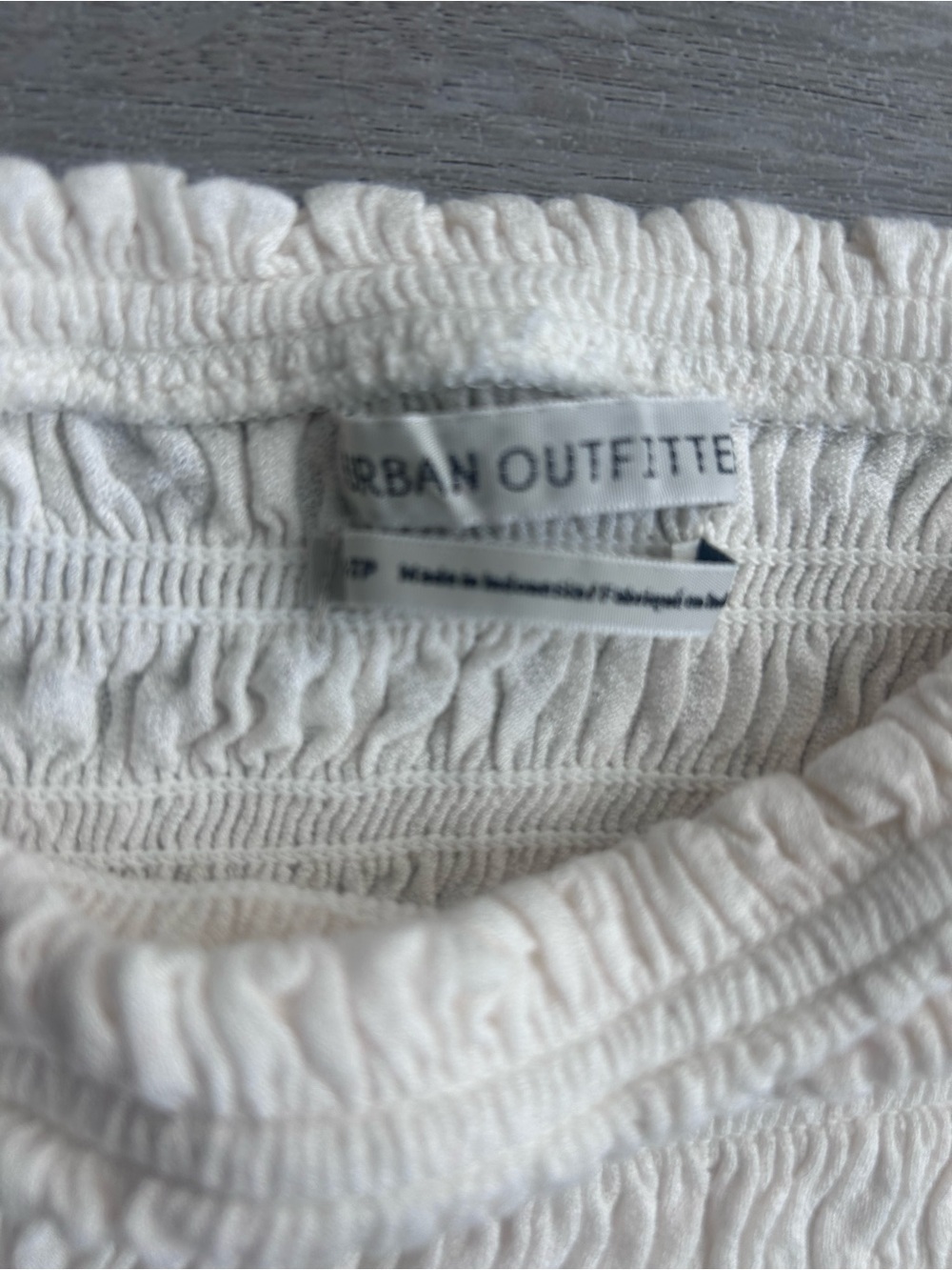 Urban Outfitters off white smocked bodice puff sleeve cropped top, size xs - Picture 2 of 2